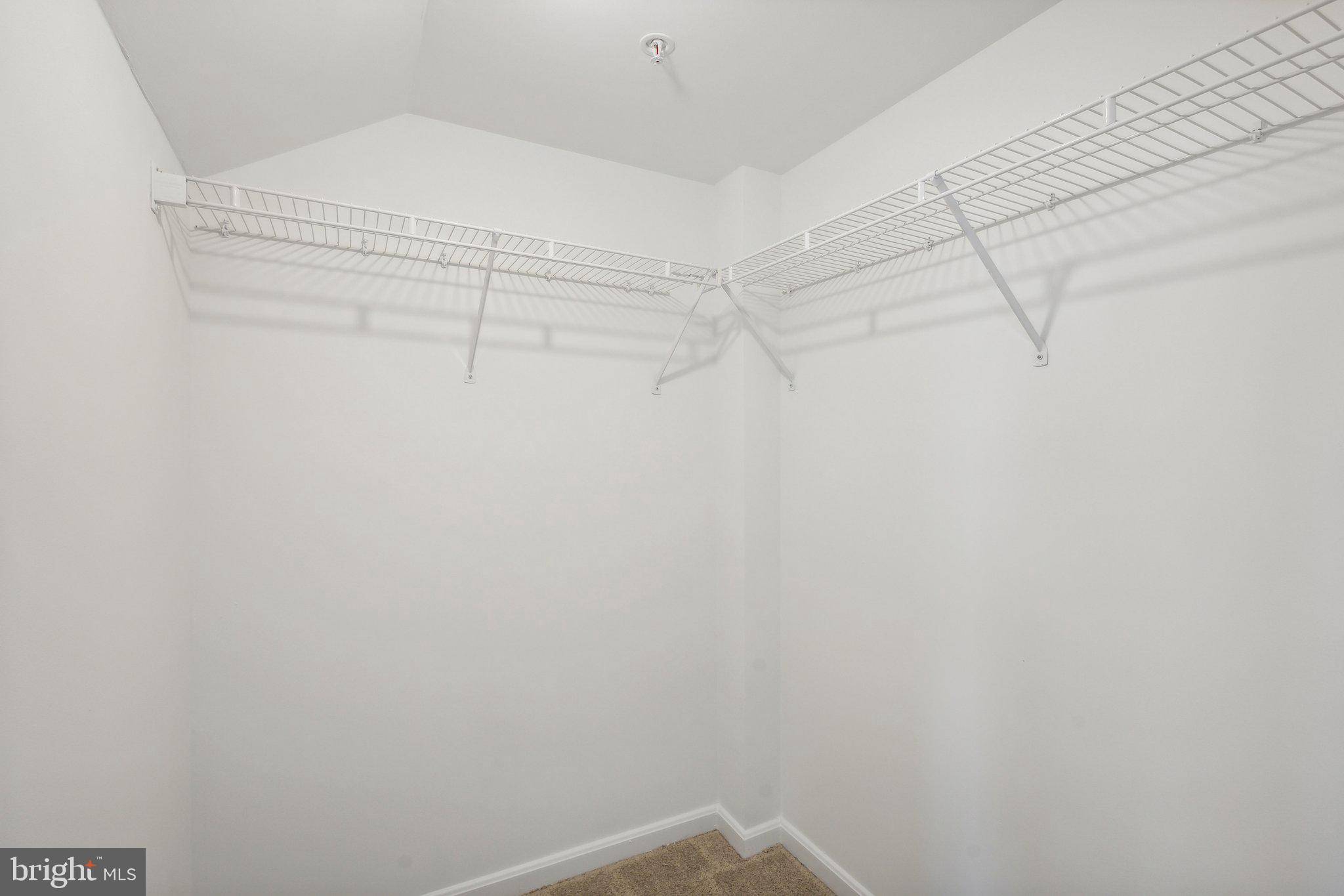 1377 GARDEN WALL CIRCLE 607F