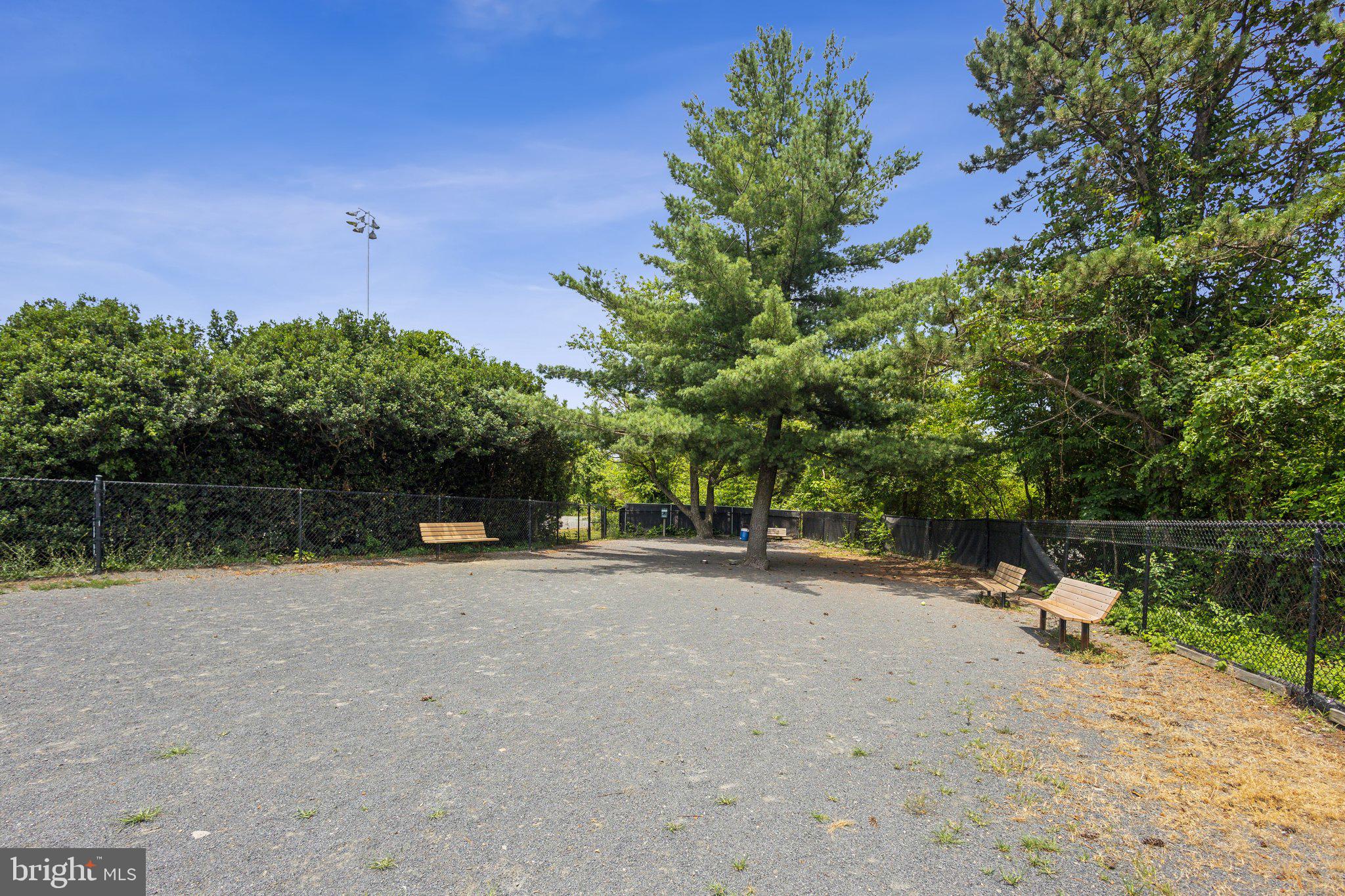 1377 GARDEN WALL CIRCLE 607F