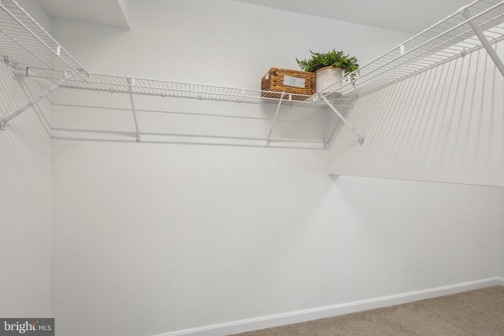 1377 GARDEN WALL CIRCLE 607F