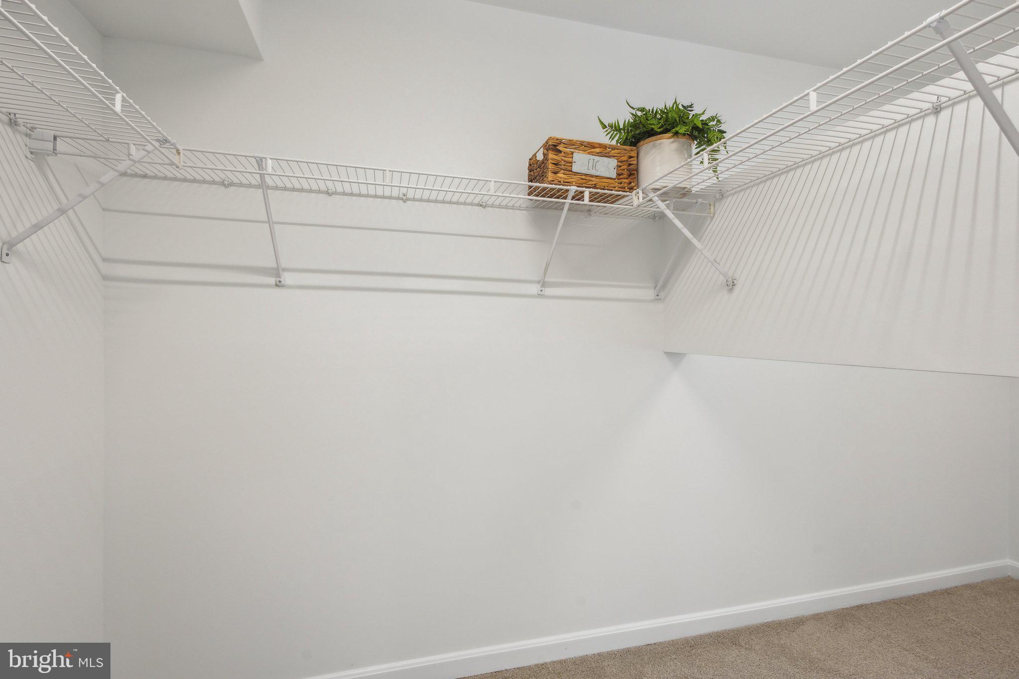 1377 GARDEN WALL CIRCLE 607F