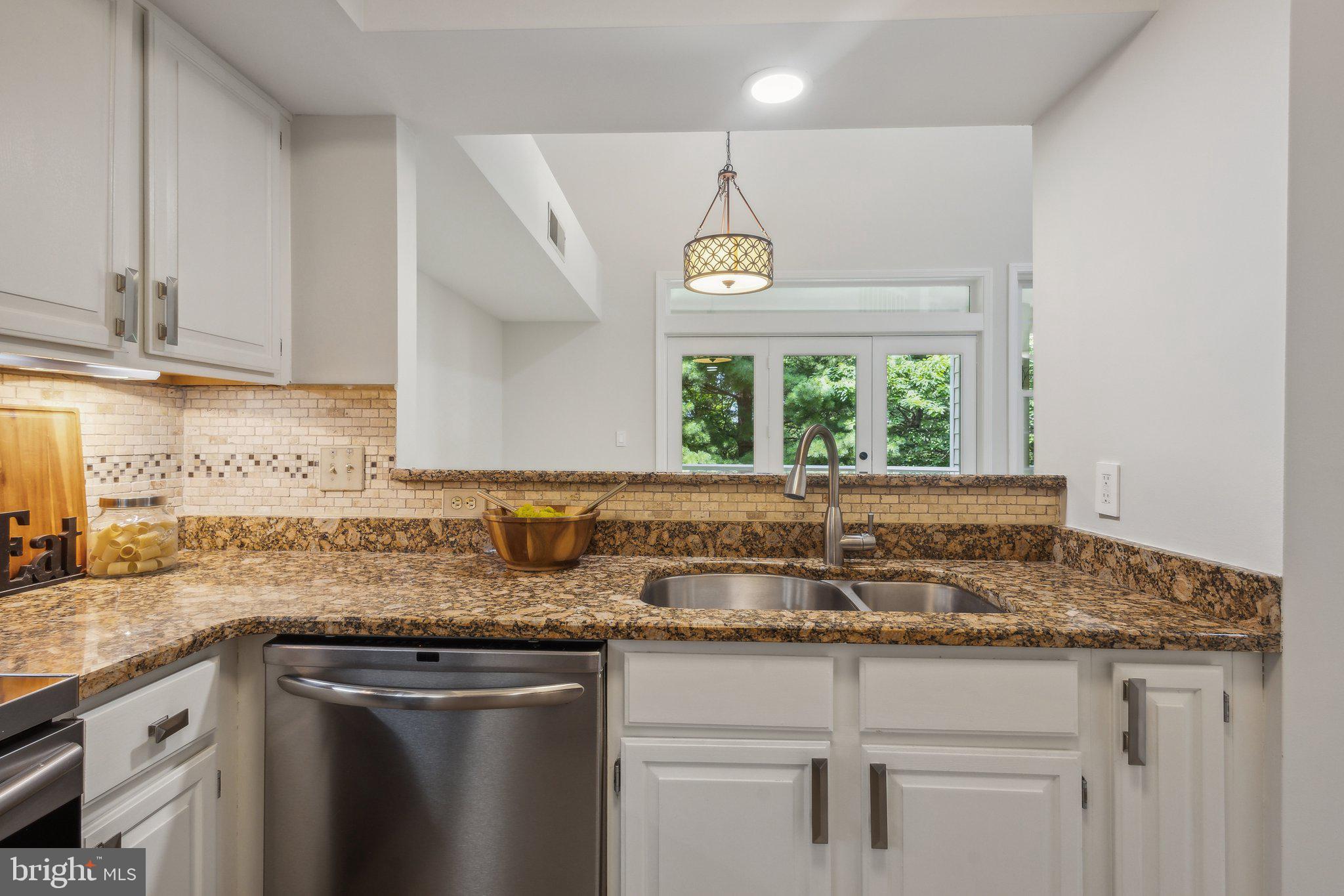1377 GARDEN WALL CIRCLE 607F