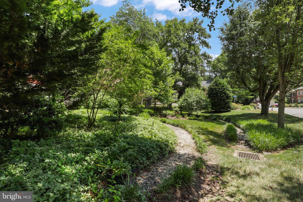 6807 INDIAN RUN COURT