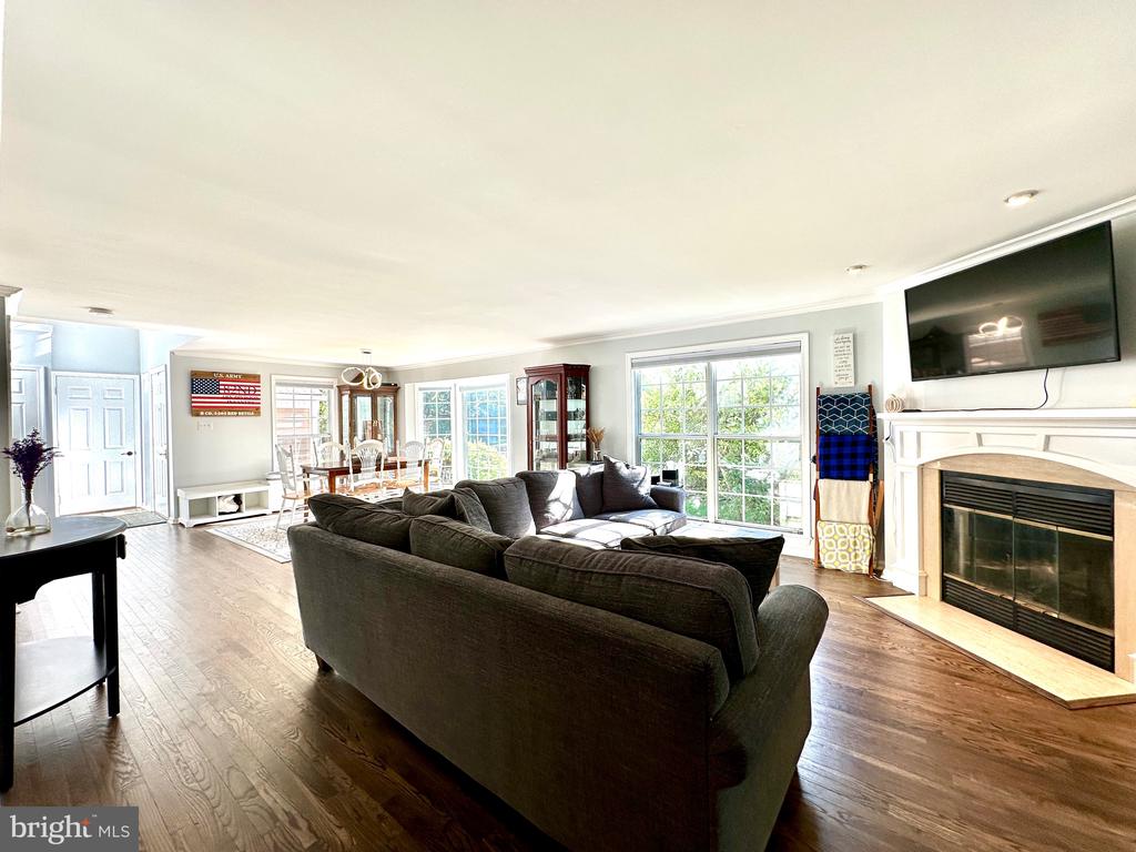 1528 DEER POINT WAY