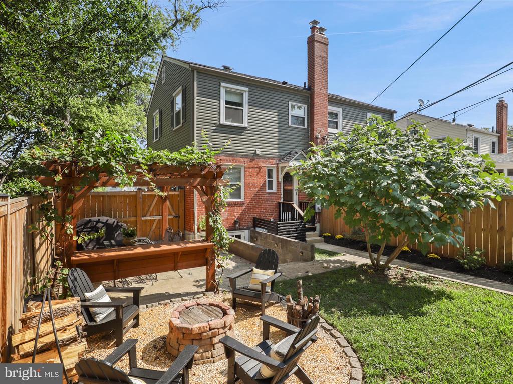 2111 ARLINGTON TERRACE