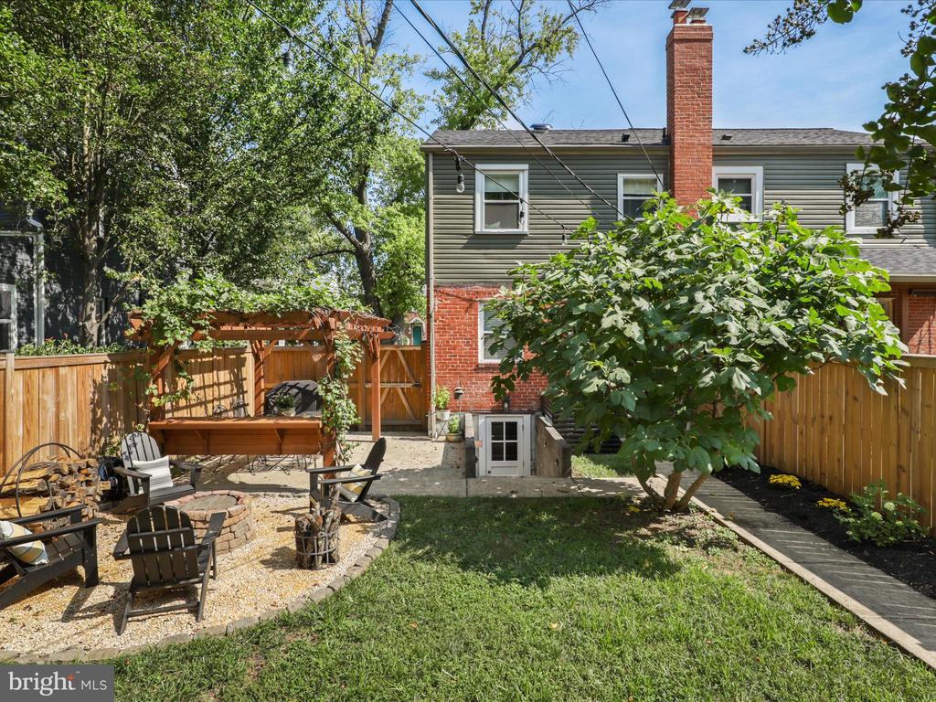 2111 ARLINGTON TERRACE