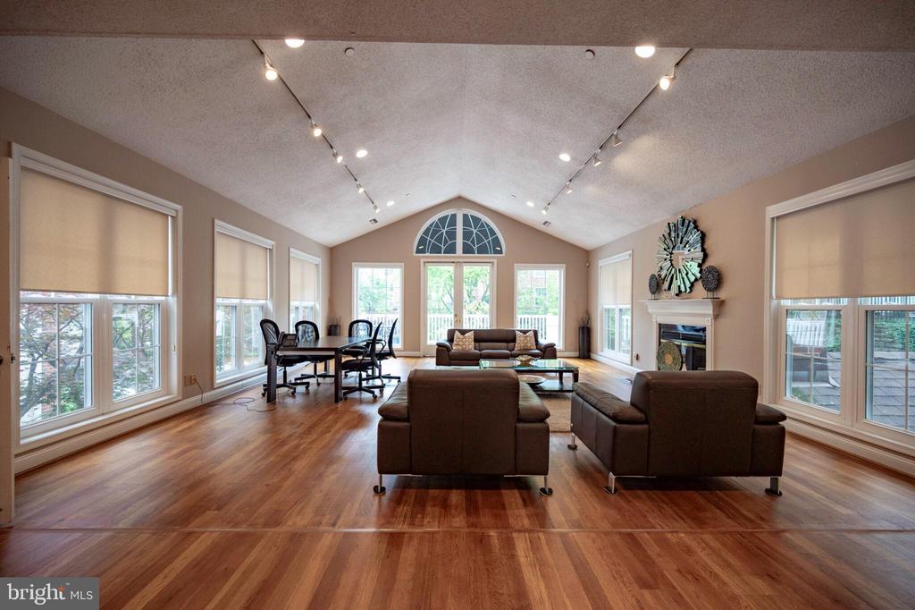 1524 LINCOLN WAY 409