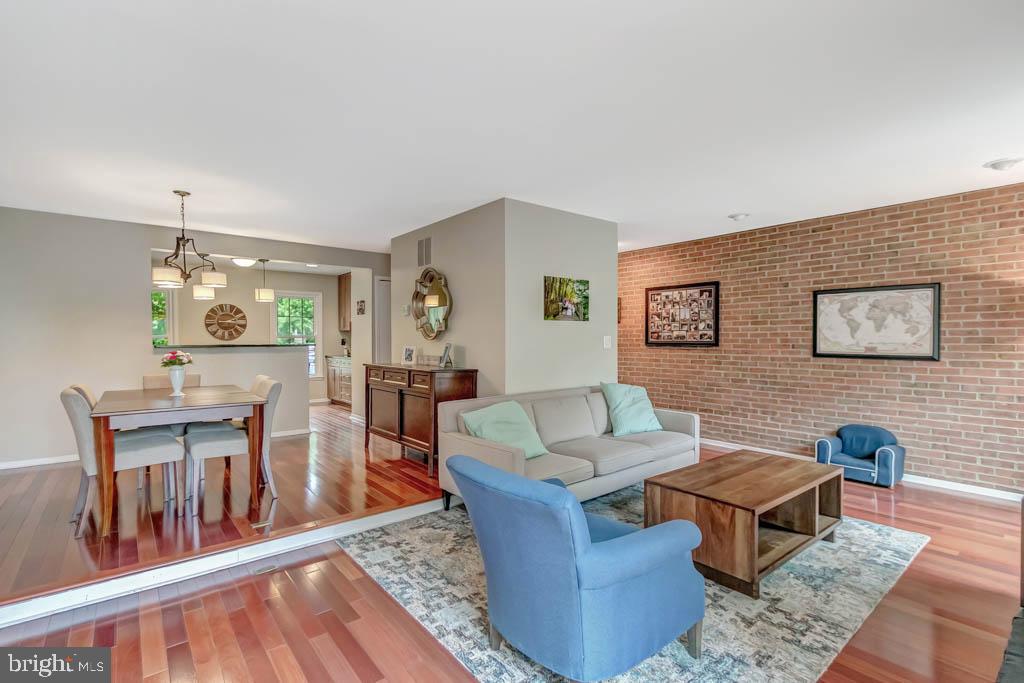 2883 SUTTON OAKS LANE