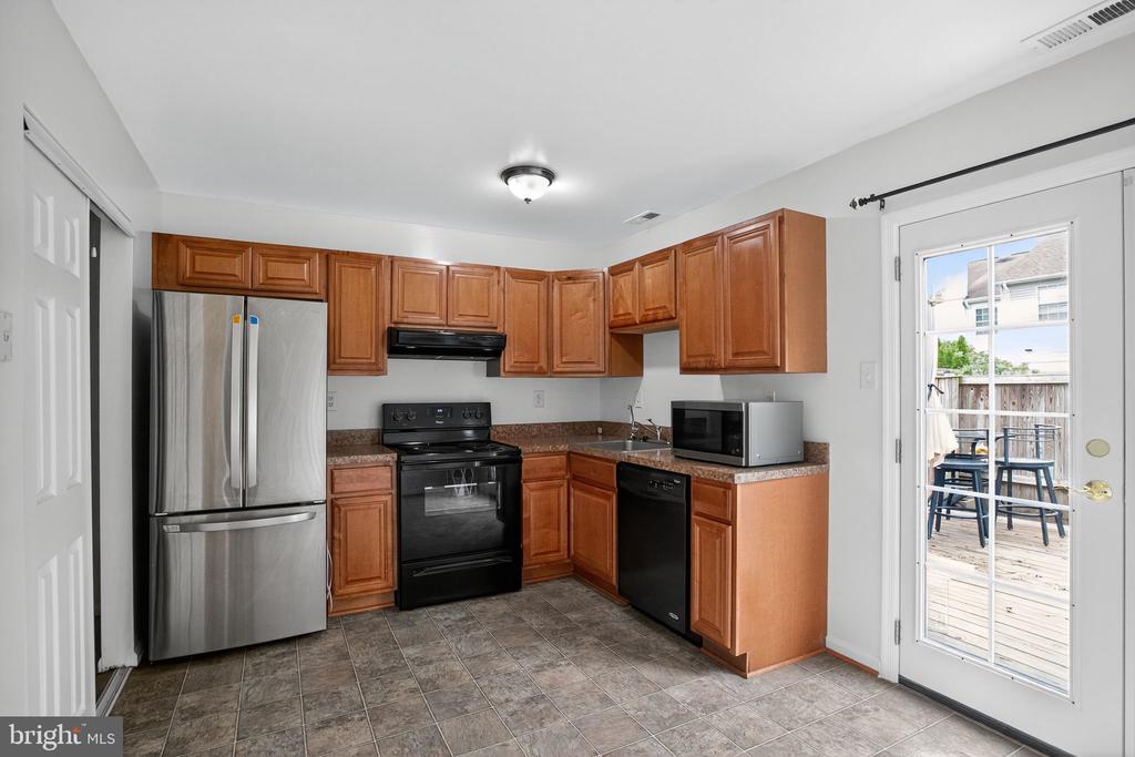8530 SOUTHLAWN COURT