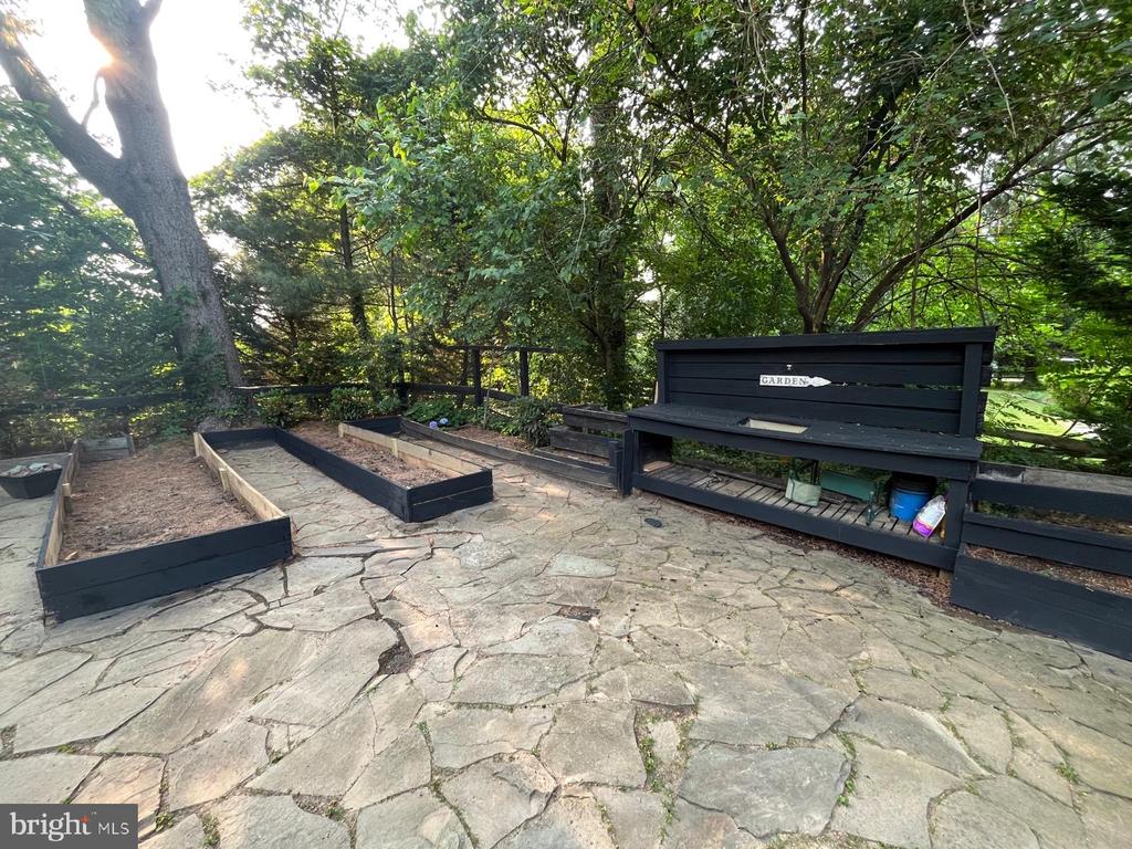 892 VAN DUSEN COURT