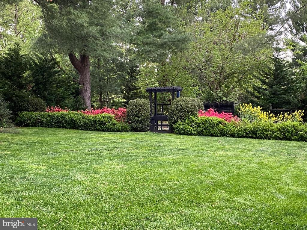 892 VAN DUSEN COURT