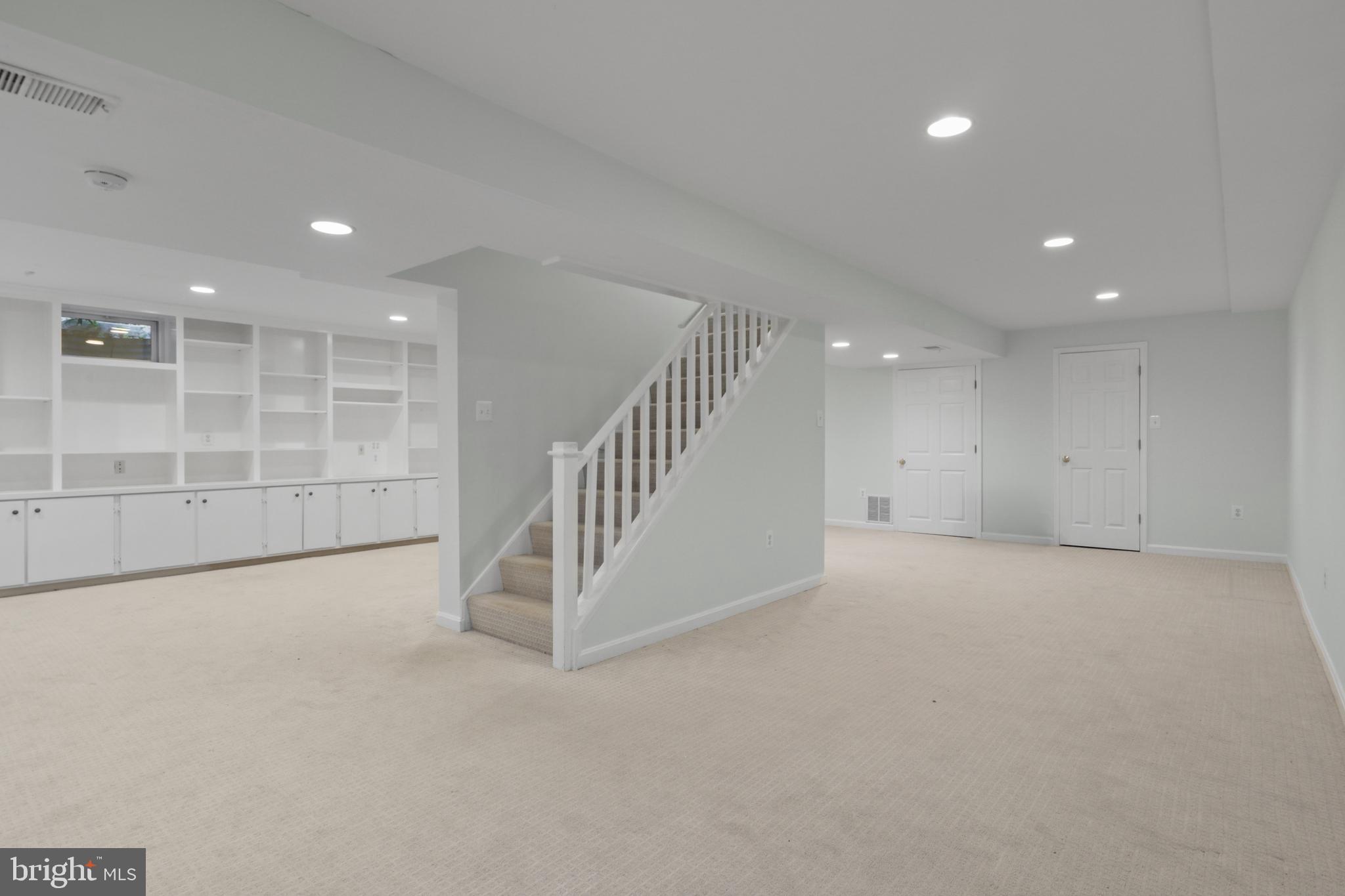 892 VAN DUSEN COURT