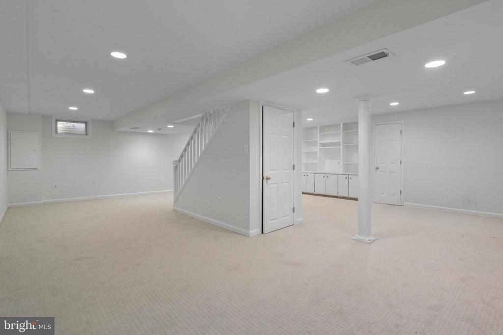 892 VAN DUSEN COURT
