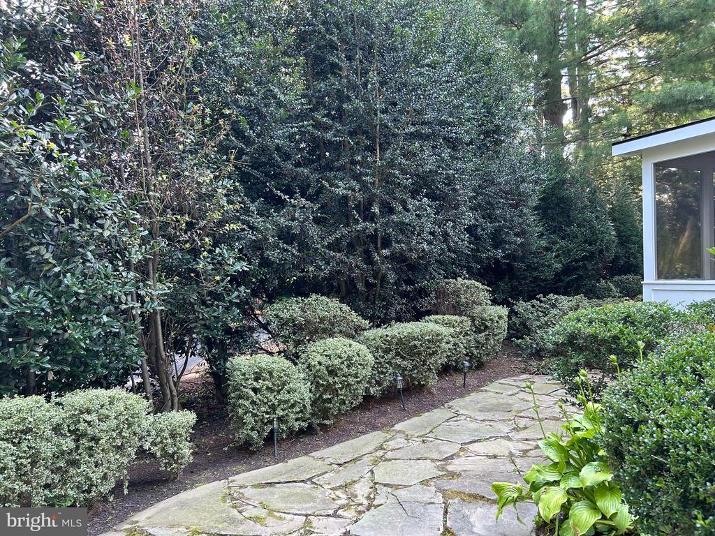892 VAN DUSEN COURT