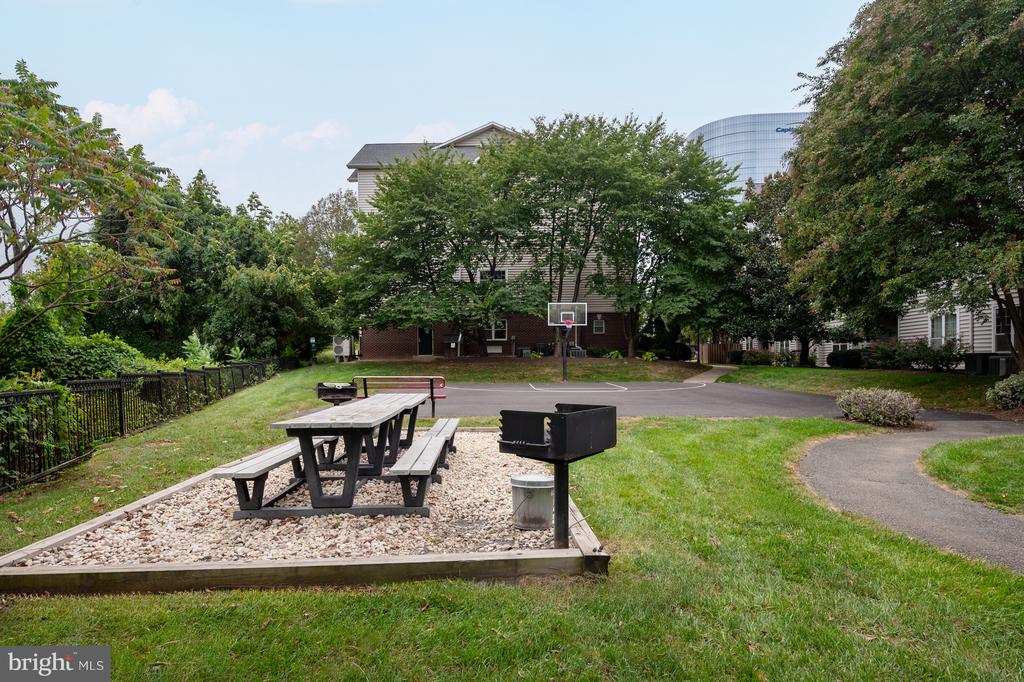1591 SPRING GATE DRIVE 3210