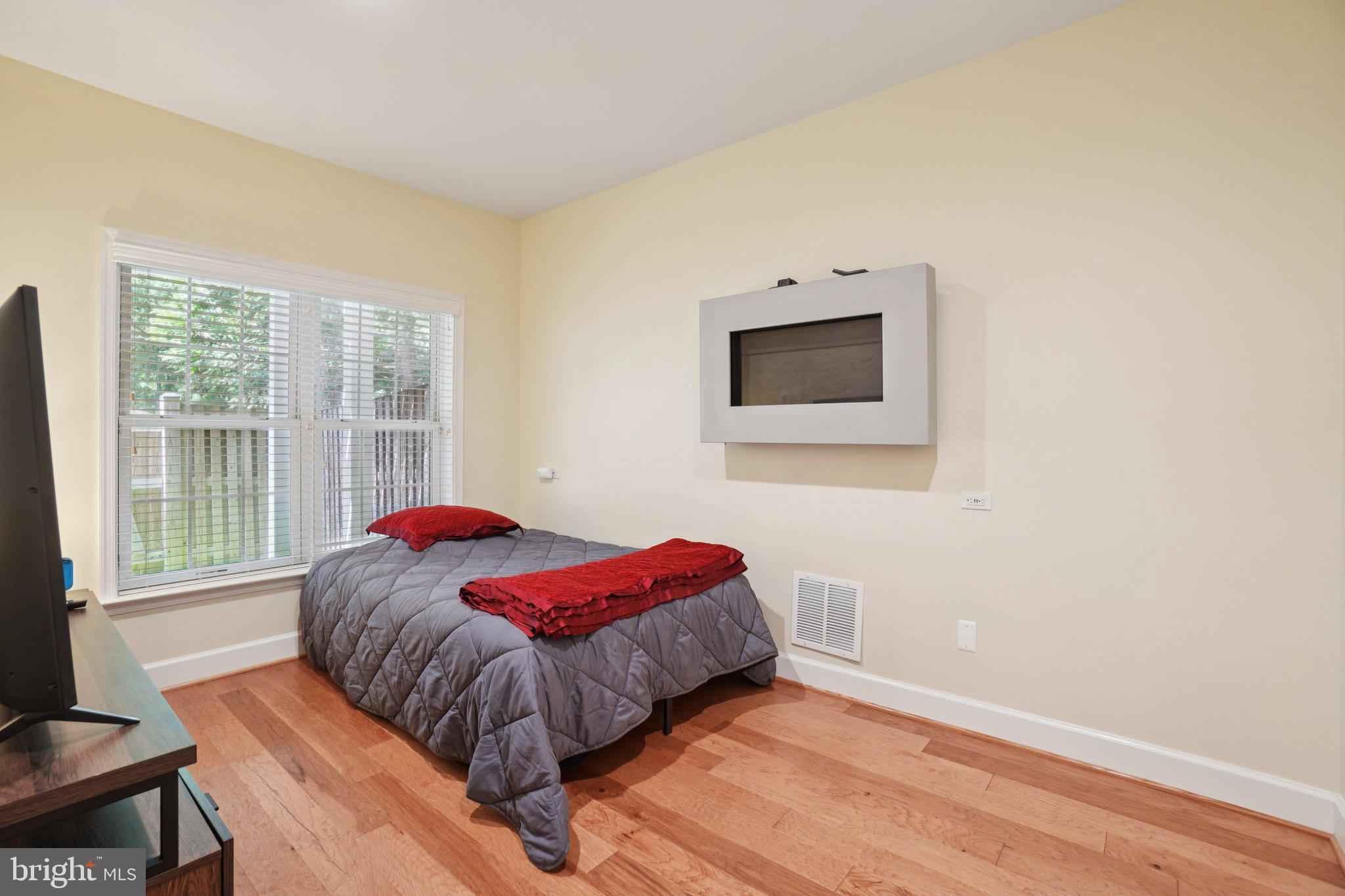 2402 HUNTINGTON PARK DRIVE