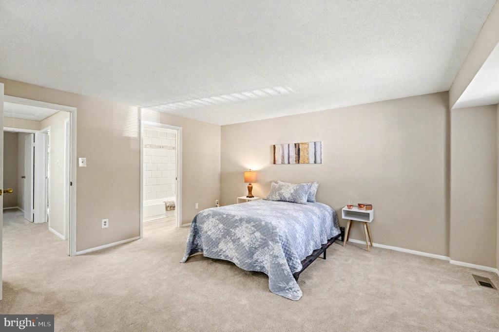 5879 JACKSONS OAK COURT