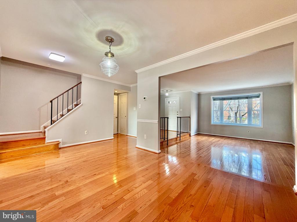 10145 VILLAGE KNOLLS COURT