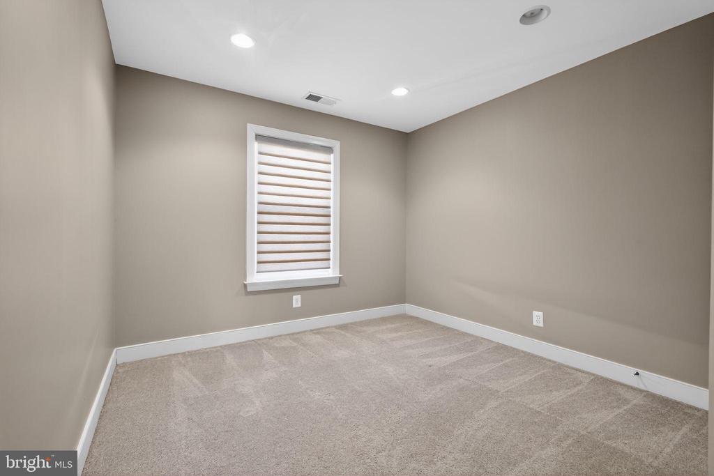 2044 BLUNT LANE