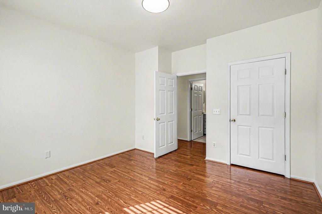 1570 SPRING GATE DRIVE 7201