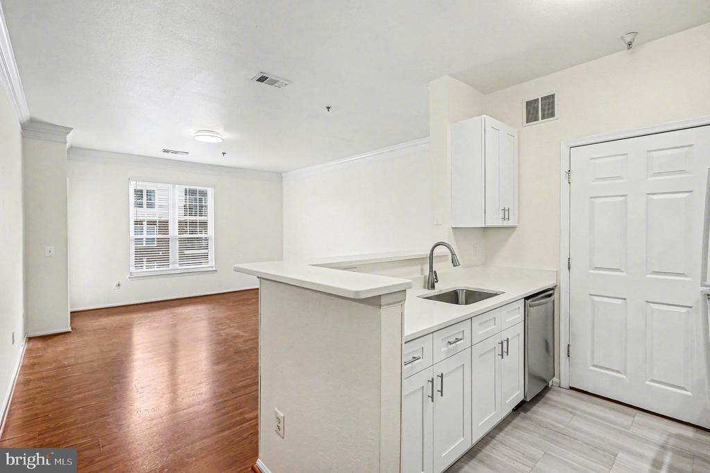 1570 SPRING GATE DRIVE 7201