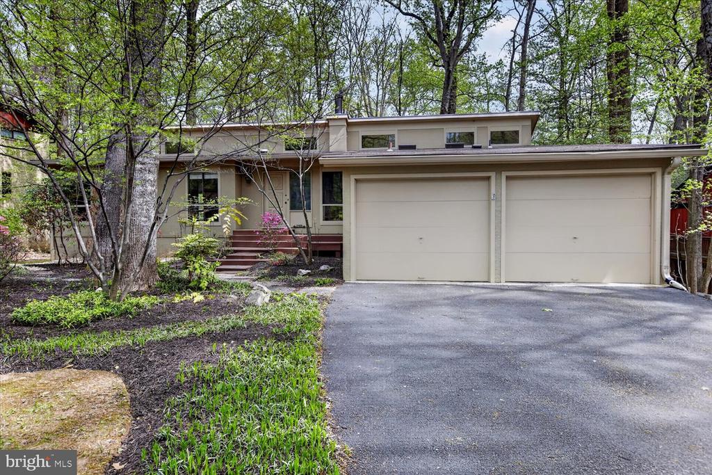 2105 LIRIO COURT
