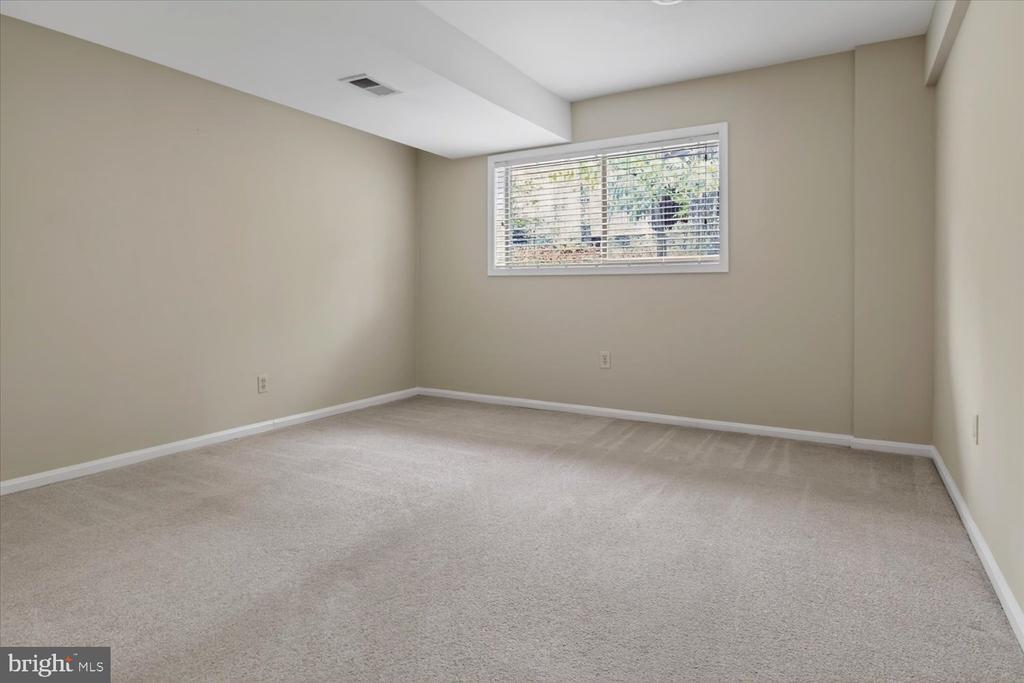 2105 LIRIO COURT