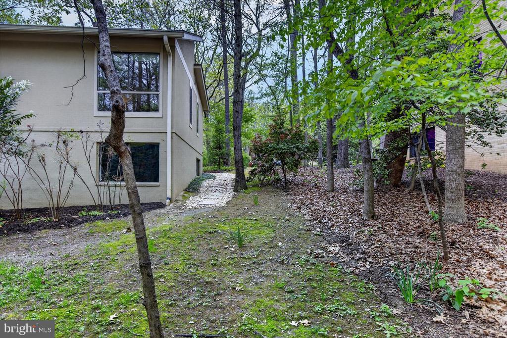 2105 LIRIO COURT