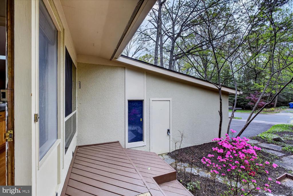 2105 LIRIO COURT