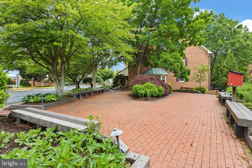 6369 BRAMPTON COURT