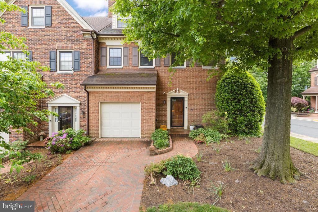 6369 BRAMPTON COURT