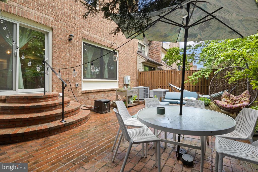 6369 BRAMPTON COURT