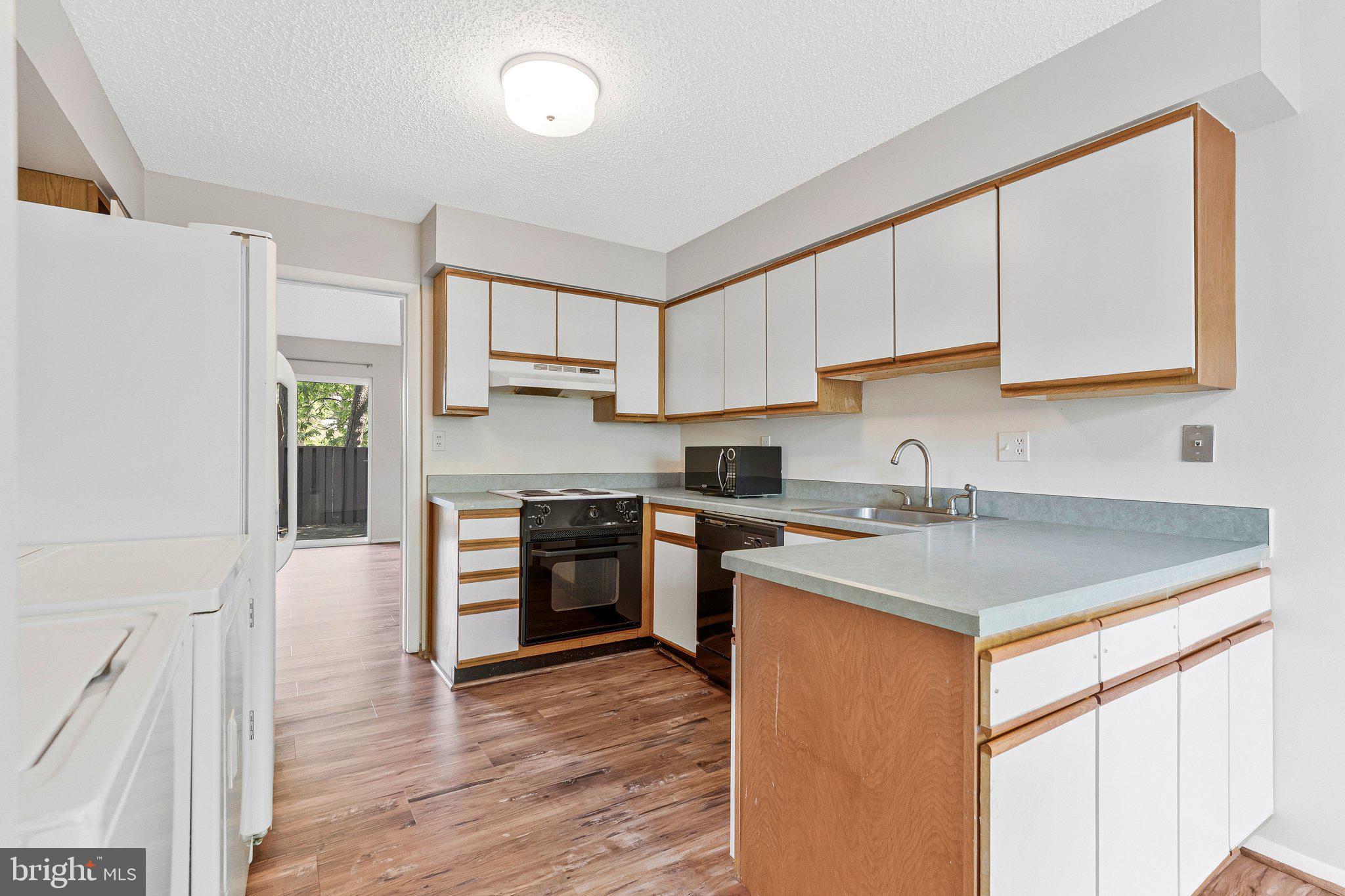 2202 SOUTHGATE SQUARE