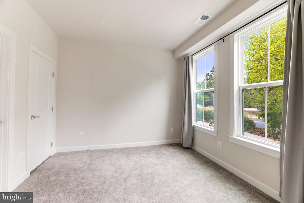 13036 HATTONTOWN SQUARE