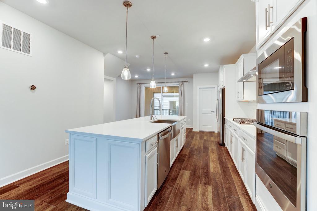 13036 HATTONTOWN SQUARE