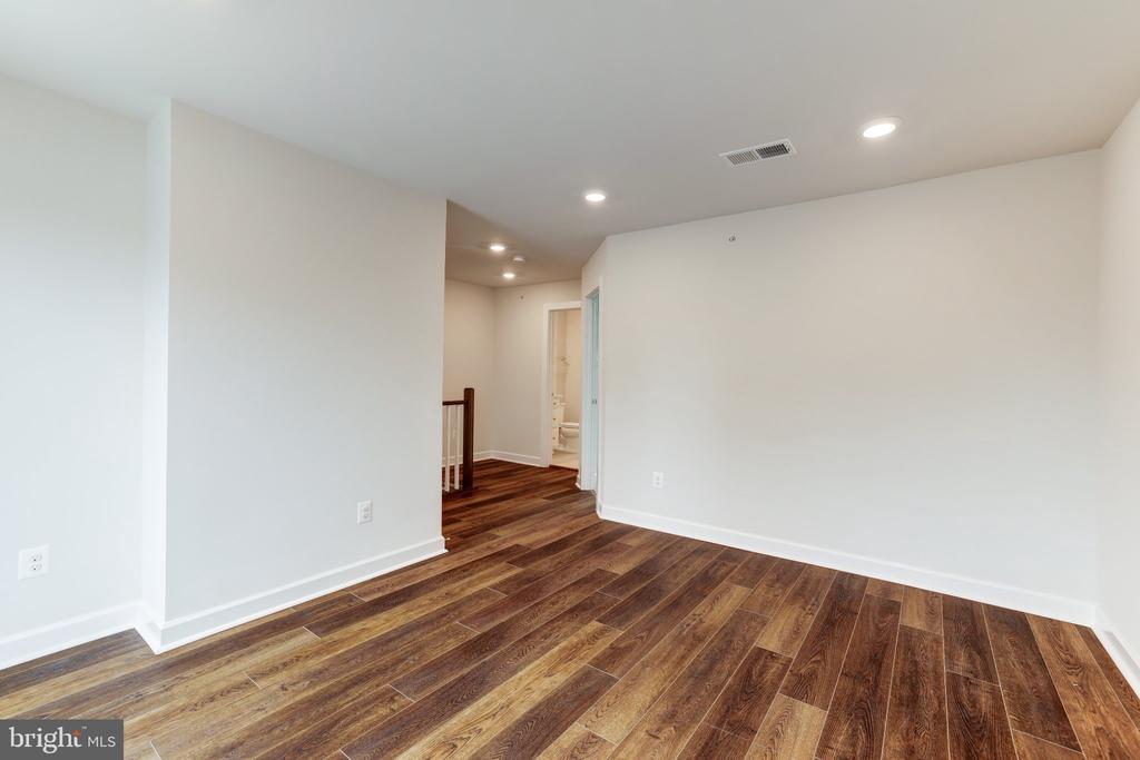 13036 HATTONTOWN SQUARE