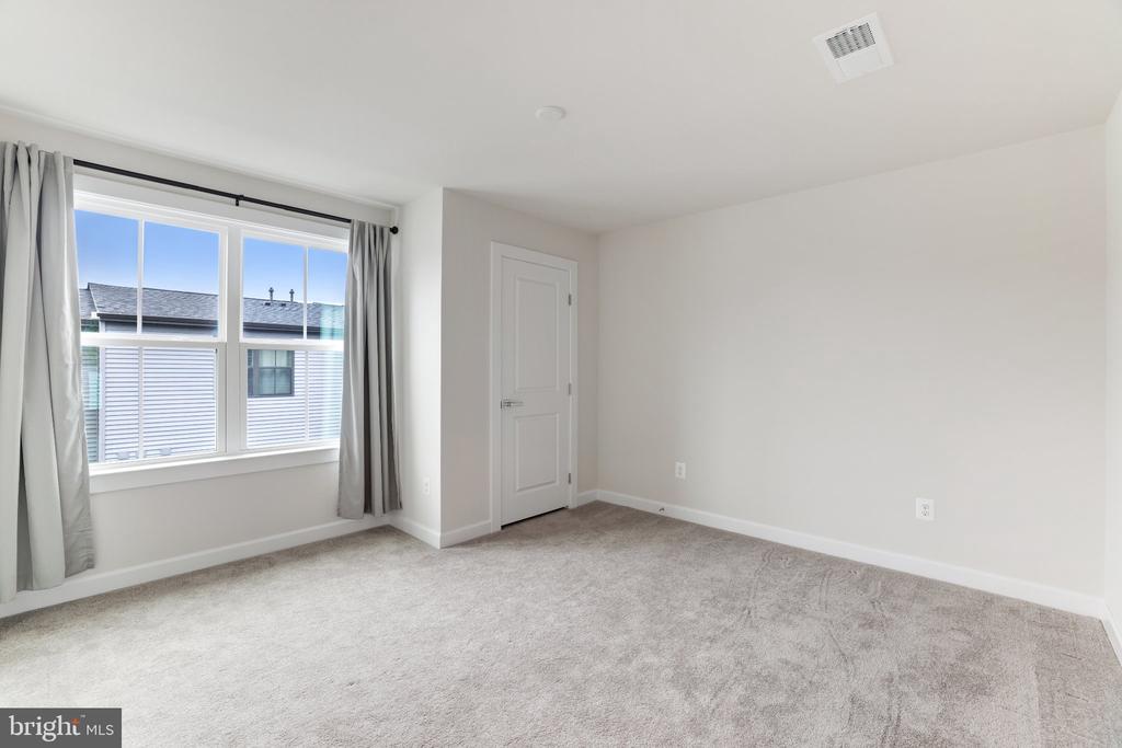 13036 HATTONTOWN SQUARE