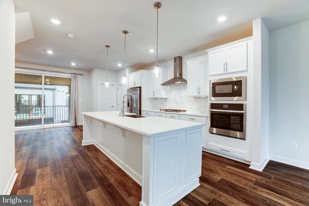 13036 HATTONTOWN SQUARE