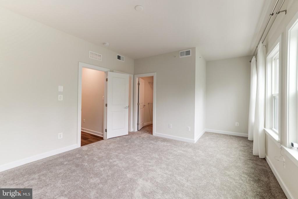 13036 HATTONTOWN SQUARE