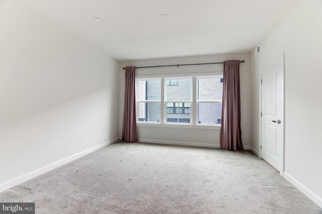 13036 HATTONTOWN SQUARE