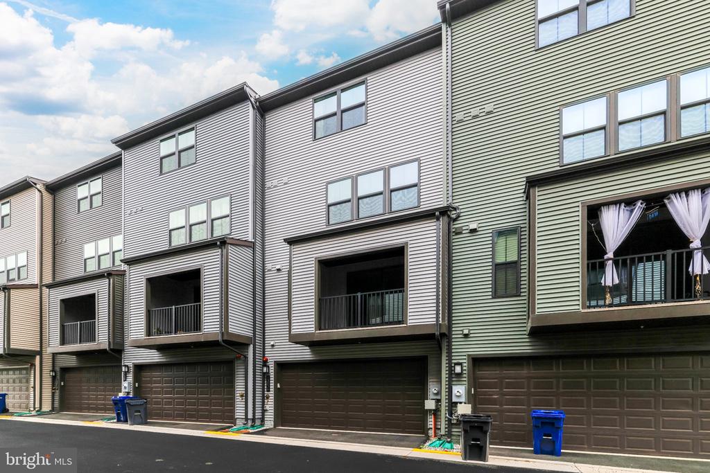 13036 HATTONTOWN SQUARE