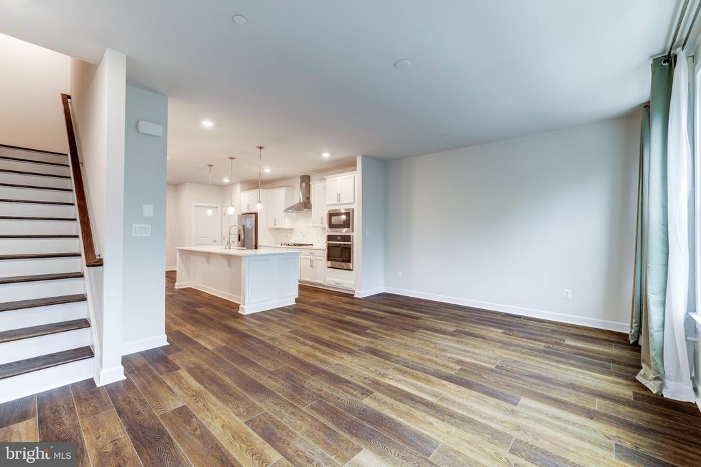 13036 HATTONTOWN SQUARE