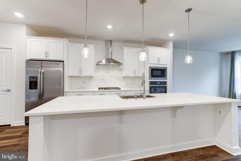 13036 HATTONTOWN SQUARE