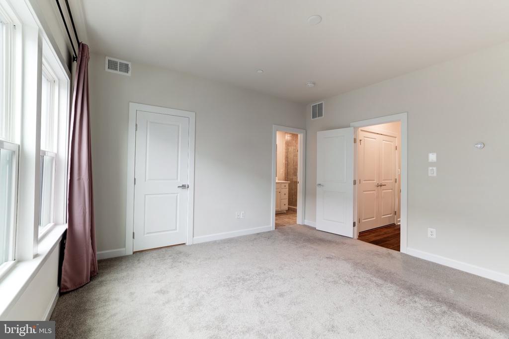 13036 HATTONTOWN SQUARE