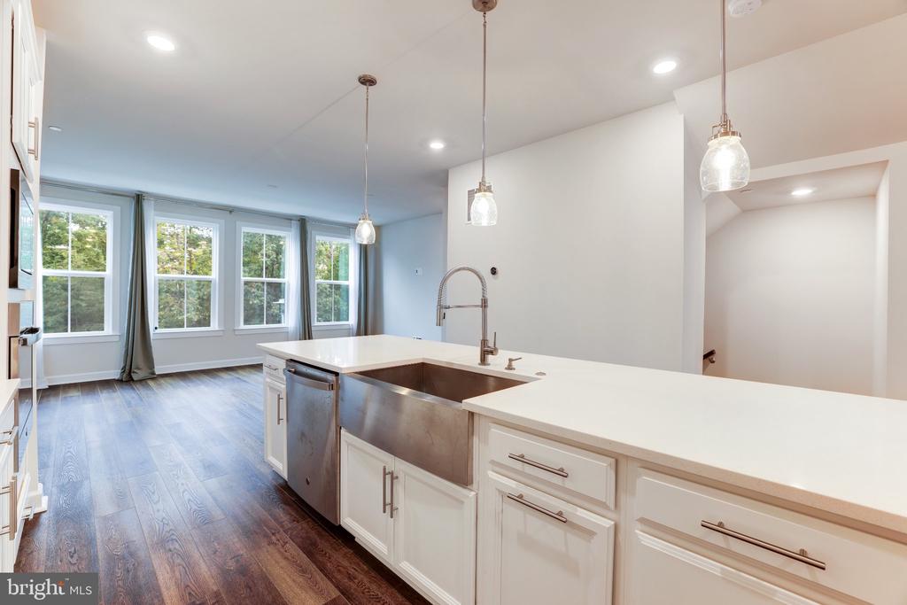 13036 HATTONTOWN SQUARE