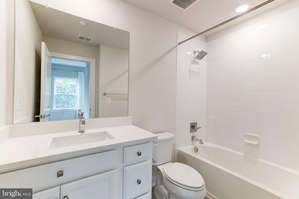 13036 HATTONTOWN SQUARE