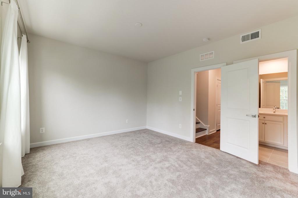13036 HATTONTOWN SQUARE