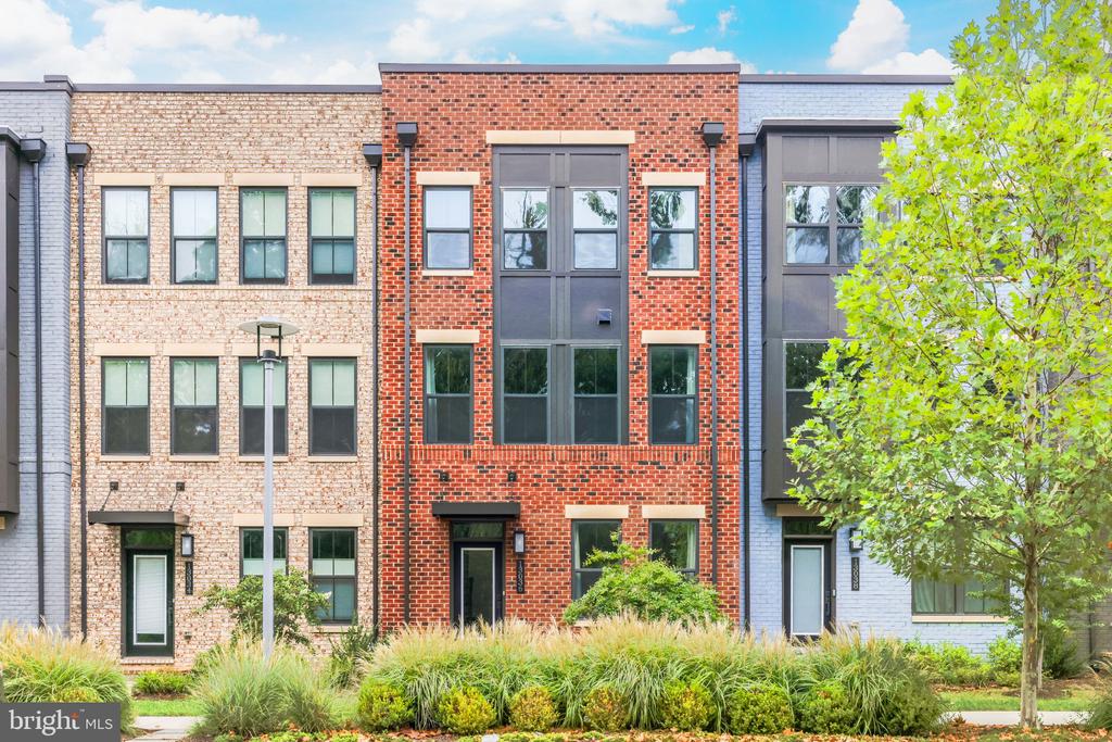 13036 HATTONTOWN SQUARE