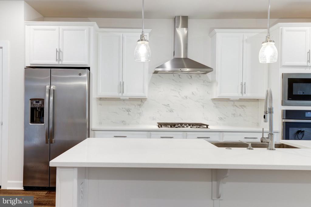13036 HATTONTOWN SQUARE