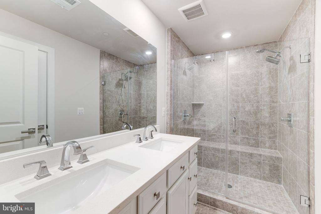 13036 HATTONTOWN SQUARE