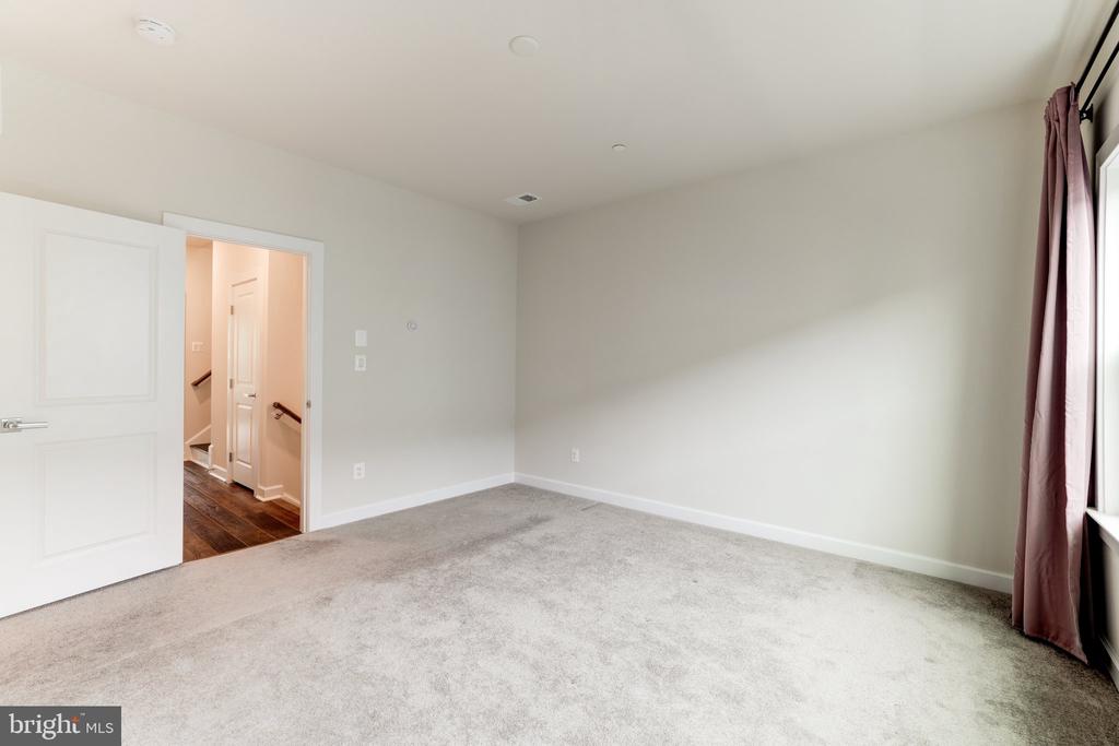 13036 HATTONTOWN SQUARE